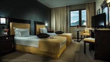 Фото номера Двухместный номер с 2 отдельными кроватями и ванной комнатой Отель Hotel Sani г. Асеновград 4