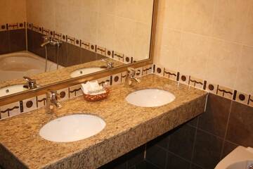 Фото номера Двухместный номер с 2 отдельными кроватями Отель Hotel Elegance г. Асеновград 11