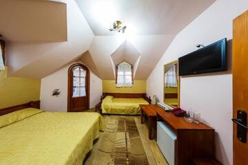 Фото номера Трехместный номер с балконом Отель Family Hotel Ogi г. Асеновград 2