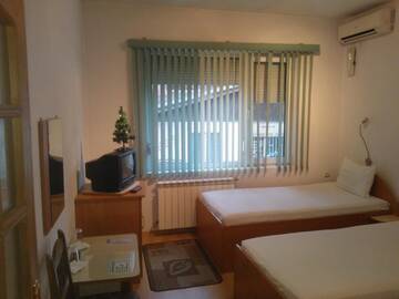 Фото номера Трехместный номер Отель Hotel Tsarevets г. Асеновград 4
